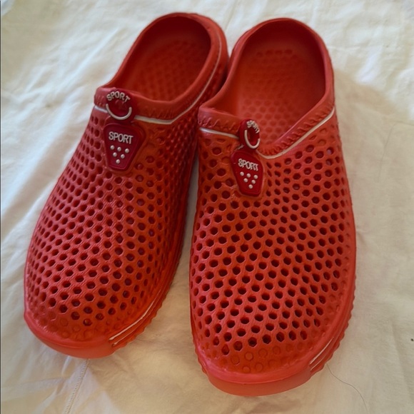 Sport Light weight Red Slip-On Mesh Water shoes. Clog style. Size 10. - Picture 2 of 8